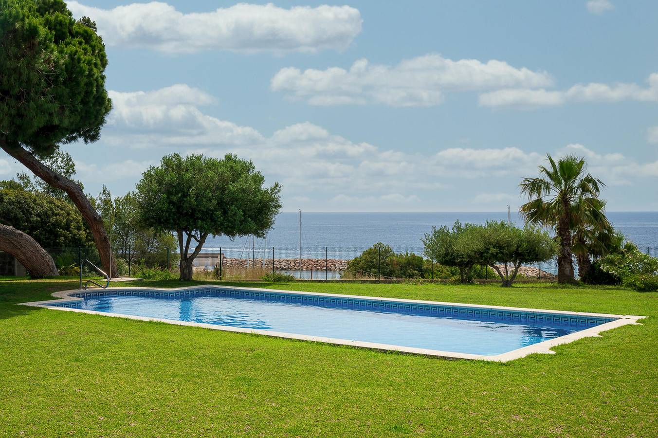 At084 Roquer: Casa adosada de 4 dormitorios con vistas al mar, en la zona de las rocas del barrio de els Munts, con A/A, barbacoa, wifi y piscina in Torredembarra, Costa Dorada