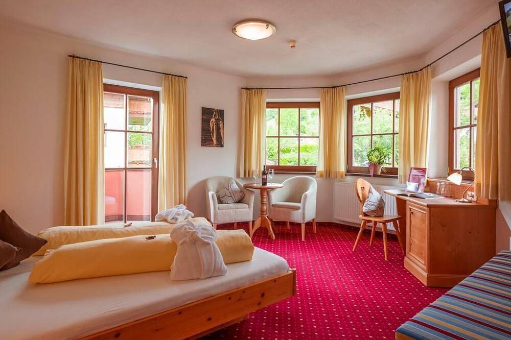 Doppelzimmer, 22 - 28m², mit Balkon - Hotel Reitlwirt in Brixen im Thale, Kaisergebirge