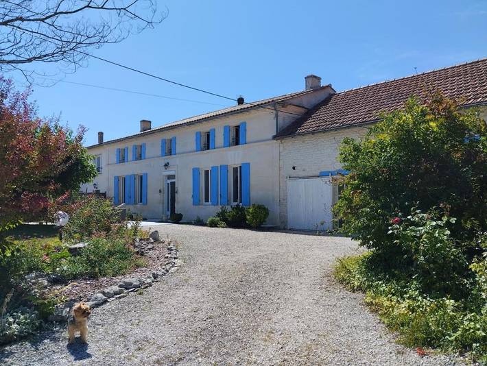 Gîte pour 3 personnes, avec Terrasse et Jardin ainsi que Piscine et Vue à Chadenac