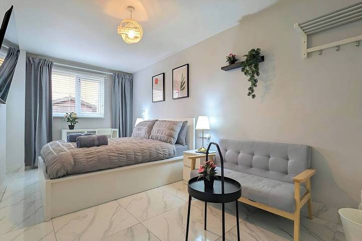 Spacious 5Br home on Marmaduke Street with 2 bathrooms, full kitchen, bright dining area, and private garden. Free on-site parking. Close to city centre, Anfield Stadium, and major attractions—ideal for families, groups, or business stays. in Liverpool, Merseyside