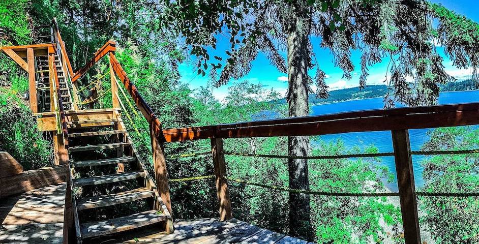 Vacation rental for 15 people, with hot tub and yard, with pets in Whidbey Island