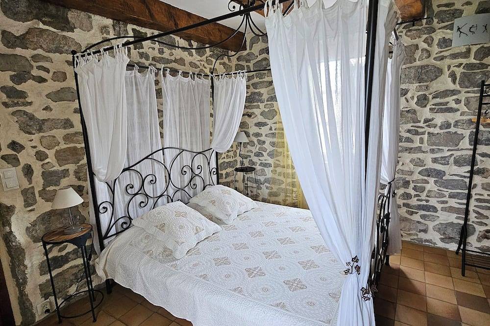 Gîte with character and comfort for 8 people, swimming pool, boulodrome... in Labeaume, Ardèche
