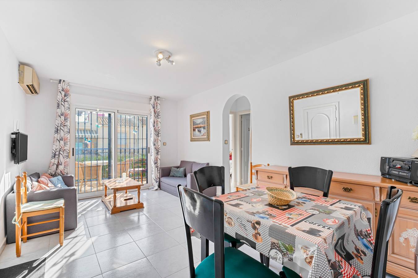 Geheel appartement, Appartement 'Jardin Del Mar Paraje Natural' met uitzicht op het meer, gedeeld zwembad en airconditioning in Torrevieja, Costa Blanca