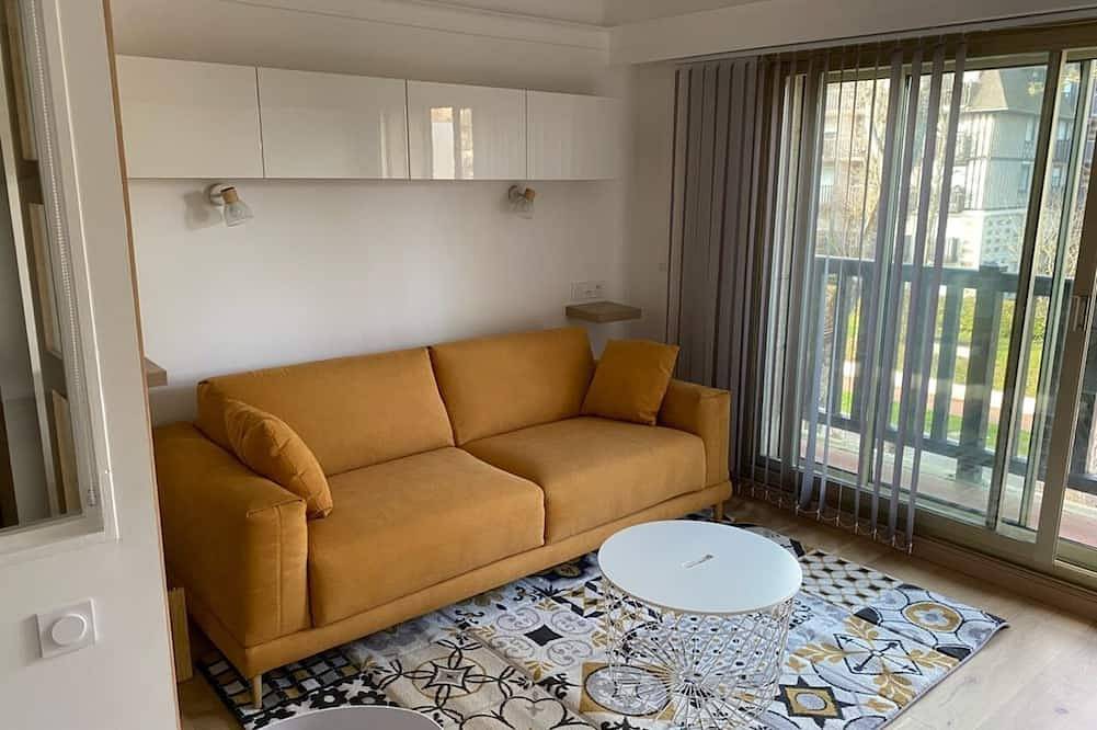 Entire apartment, Great sea view studio in Deauville, Lisieux region