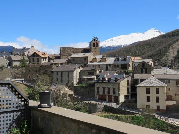 Casa de vacaciones para 9 personas, con Terraza y Vistas en Castiello de Jaca
