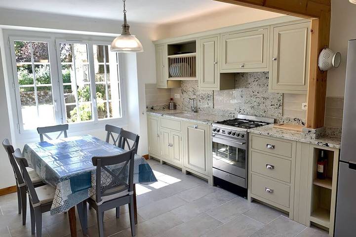 Gîte pour 7 personnes, avec terrasse ainsi que jardin et piscine dans Lunac - 4