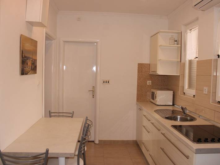 Ganze Wohnung, Ruhige Ferienwohnung mit Terrasse und Garten in Pakostane, Zadar
