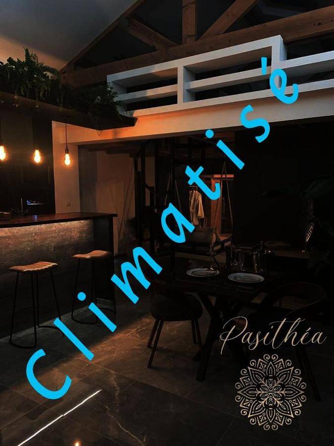 Location de vacances pour 2 personnes, avec jacuzzi et piscine ainsi que sauna et terrasse à Calais - 2