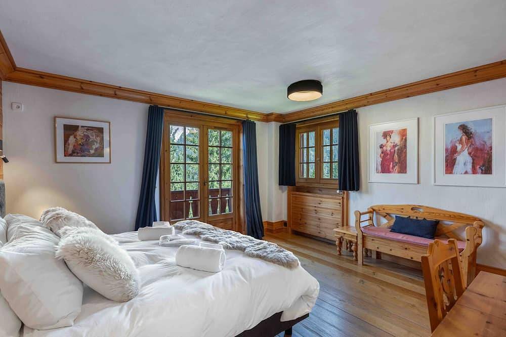 Charming Savoyard chalet, sleeps 12, sauna, piste access, Moriond in Courchevel 1650 (Moriond), Saint-Bon-Tarentaise