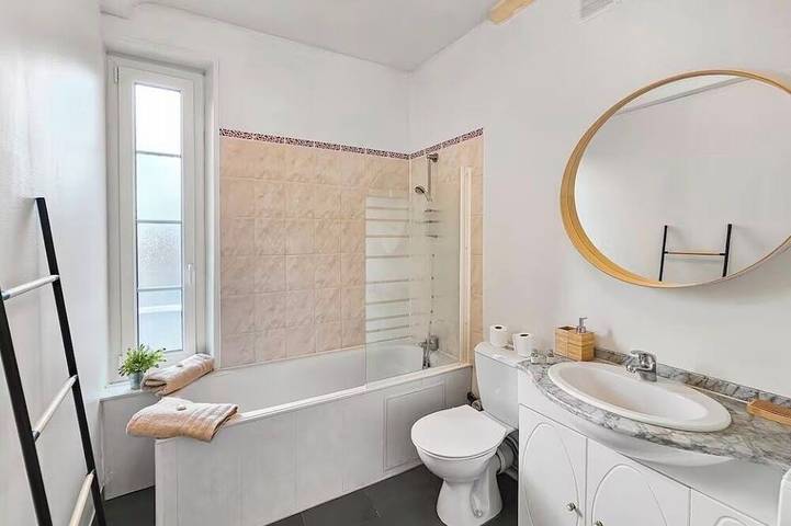 Ganze Wohnung, A Cozy, Bright Space, Between the Train Station and Downtown, with a Separate Entrance in Caen, Caen und Umgebung