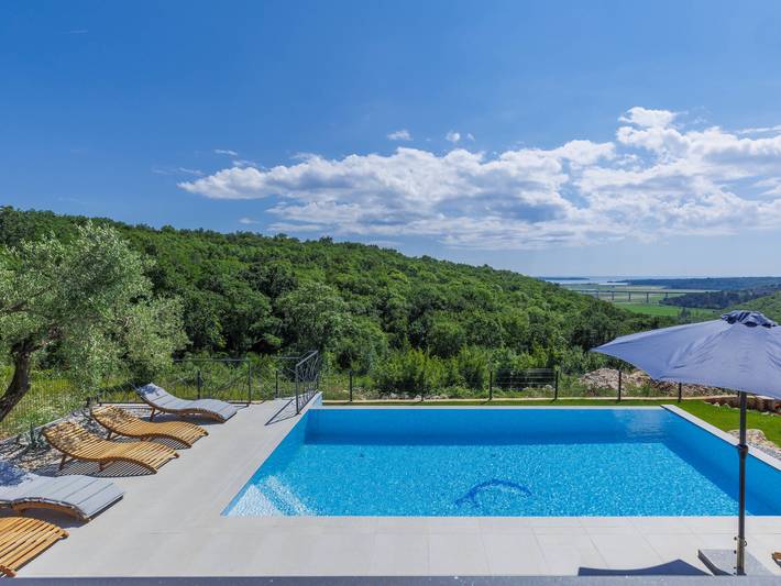 Ferienhaus für 12 Personen, mit Pool und Terrasse sowie Garten in Umag und Umgebung