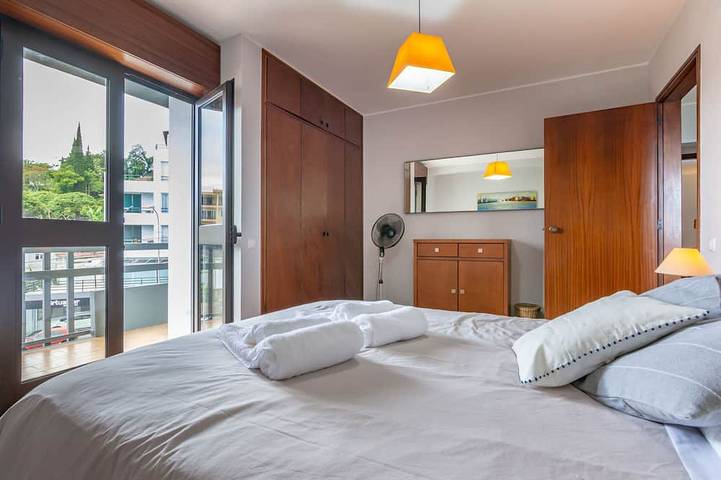 Apartamento entero, Modern 3 Bedroom Ocean View Apartment -Walking Distance to Funchal City Centre in São Martinho, Isla de Madeira