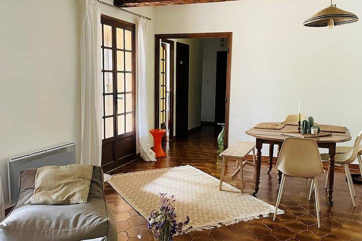 Location de vacances pour 7 personnes, avec jardin ainsi que terrasse et piscine à Tavernes