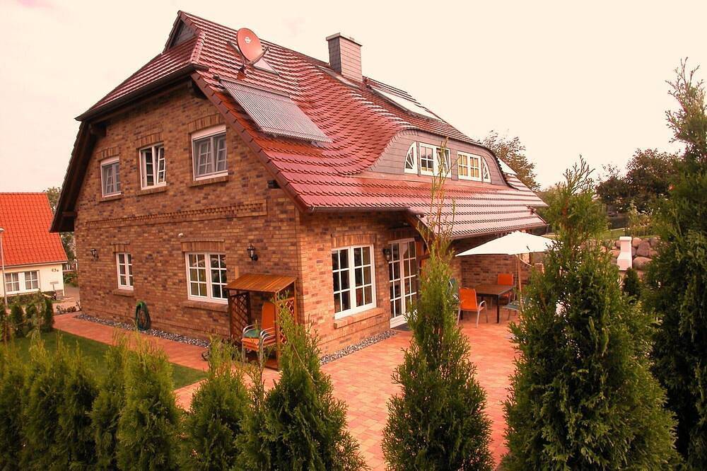 Großes Luxus-Ferienhaus mit vier Schlafzimmern, vier Granit - Bädern und Sauna in Gager, Mönchgut