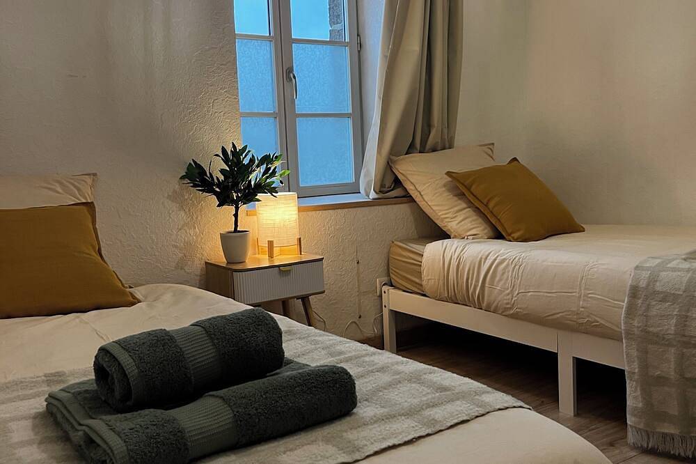 Entire apartment, Bright T3 apartment - downtown - parking in Dol-de-Bretagne, Saint-Malo region