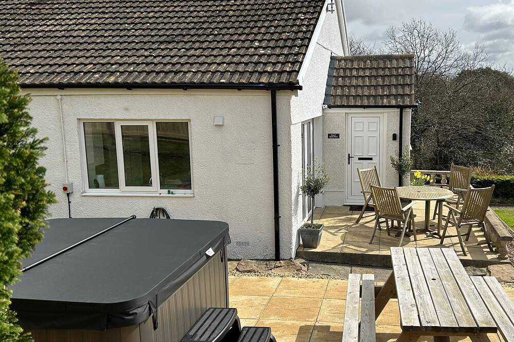 Raphael House - Welsh Sea View Cottage with Jacuzzi in Burry Port, Carmarthenshire