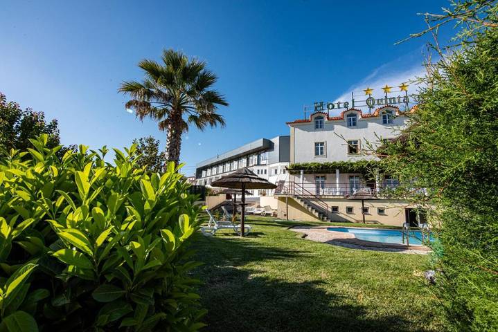 Hôtel pour 3 personnes, avec piscine ainsi que jardin et vue dans Miranda do Corvo