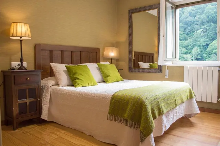 Hotel para 4 personas, con vistas al lago además de vistas y jardín - 1