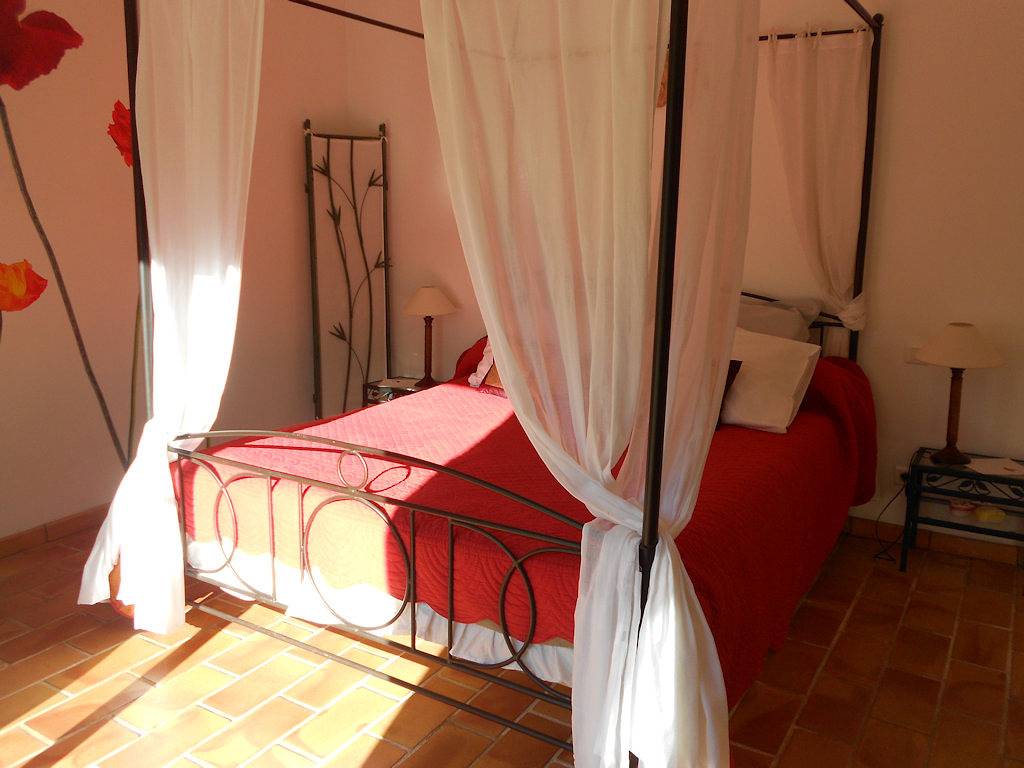 Le Mas de Frayère, entre Grasse, Cannes et Nice - La chambre "Coquelicot" in Le Rouret, Côte méditerranéenne (France)