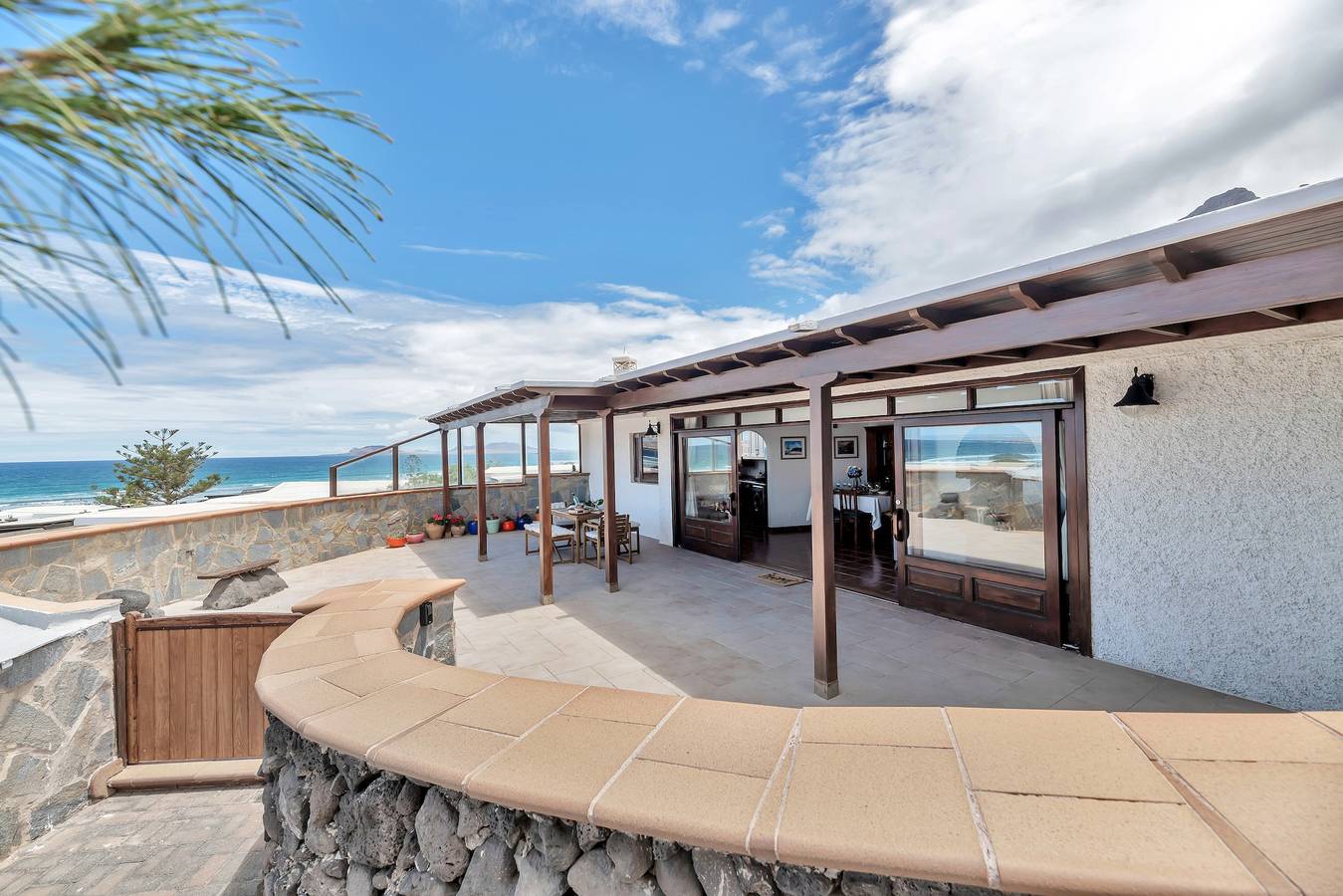 Villalmar' avec vue sur la mer, piscine privée et Wi-Fi in Famara Beach, Teguise
