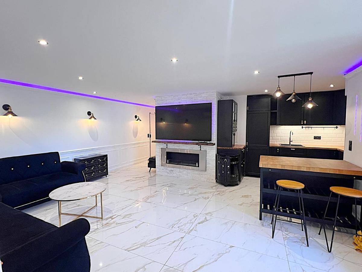 Appartement entier, Two-Bedroom Deluxe Apartment with Balcony in Garches, Hauts-de-Seine