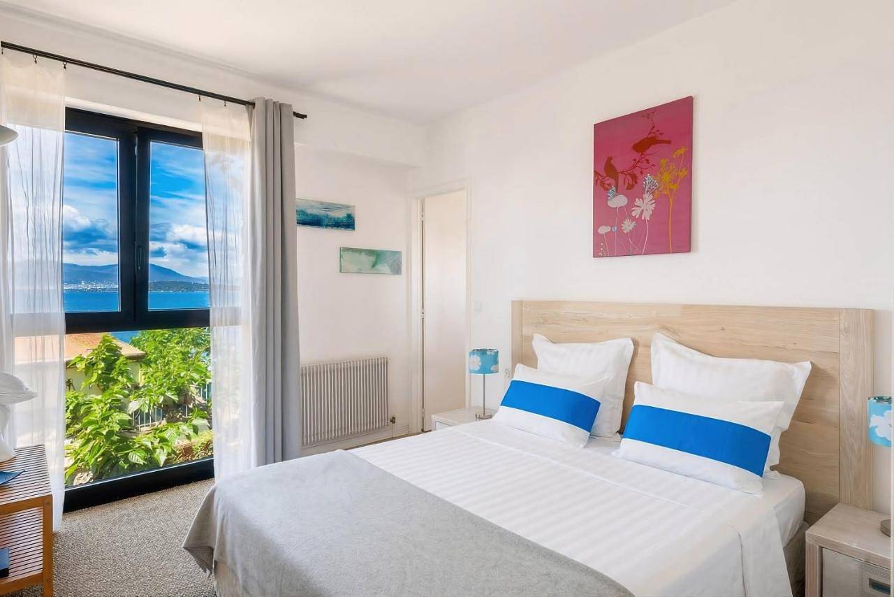 Vue mer & plage Corse de rêve à pied en famille ou entre amis Villa 5 Chambres Grand Confort Perla di Verghia Soleil & Détente in Coti-Chiavari, Région d'Ajaccio