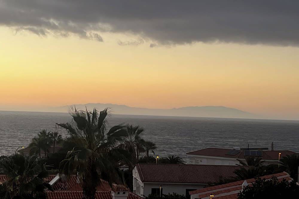 Entire apartment, Apartment close to La Arena Beach. Sunsets and seaviews and La Gomera in Puerto Santiago, Santiago del Teide