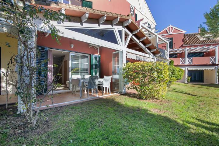 Islantilla Golf Holiday Home with Private Terrace, Wi-Fi, and Air Conditioning in Islantilla, Lepe