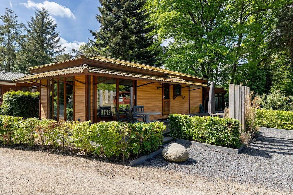 Gezellig Tiny Lodge (48 m²) voor 2-3 personen met tuin en terras. Ontspannen in de woonkamer met een film, spelletjes of een goed boek op de bank. Perfect voor een knusse vakantie! in Harderwijk, Veluwe