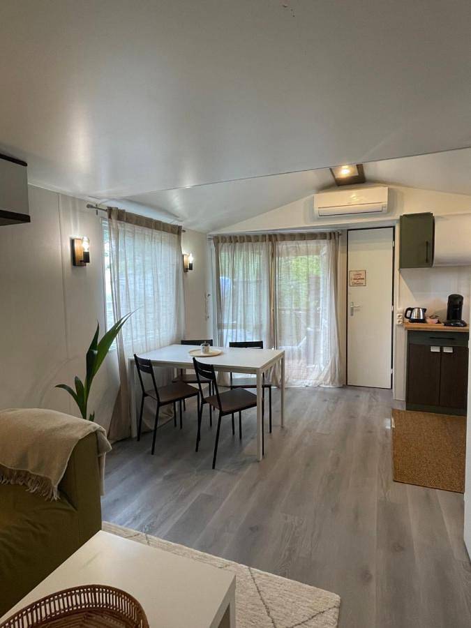 Location de vacances pour 4 personnes, avec piscine ainsi que jacuzzi et terrasse à Meyrargues