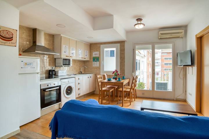 Apartamento entero, Apartamento Luisa cerca de la playa que admite mascotas, con balcón y Wi-Fi in Central Lloret de Mar, Lloret de Mar
