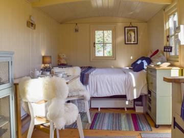 Log Cabin for 2 People in Oxfordshire, South East England, Photo 1