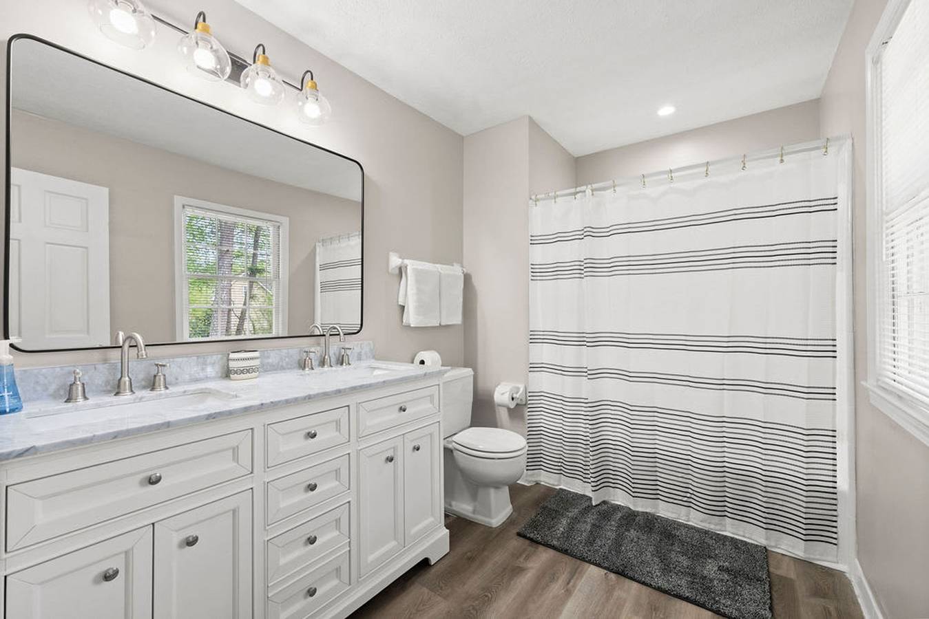 Beautiful Newly-Renovated Home in Indian Hills in Condado de Cobb