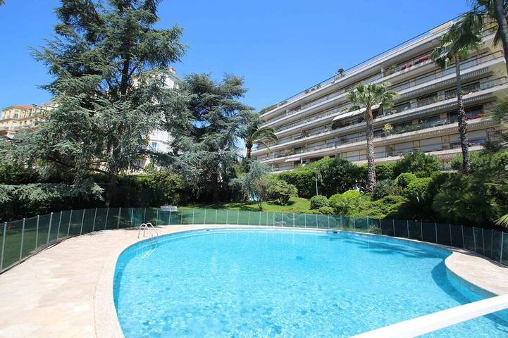 Gîte pour 6 personnes, avec Terrasse ainsi que Jardin et Piscine dans Chateau Et Parc Vallombrosa Cannes