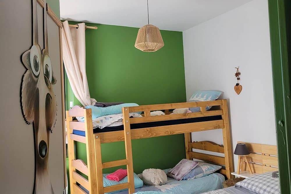Apartamento entero, Family room ( bed 140cm + bunk bed 90cm ) in Artigues, Ariège