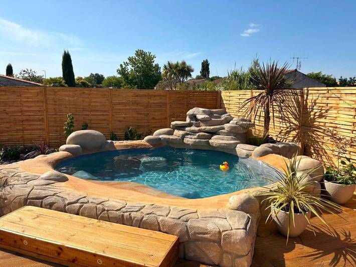 Location de vacances pour 3 personnes, avec Terrasse et Jacuzzi ainsi que Jardin et Piscine à Nieulle-sur-Seudre