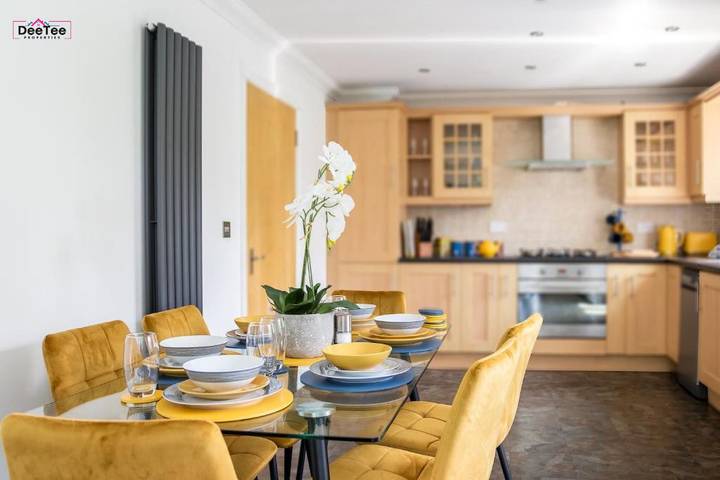 Holiday rental for 6 people, with hot tub and balcony/terrace in Milton Keynes