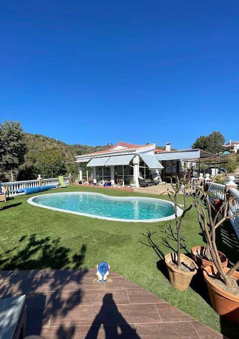 Casa rural para 6 personas, con piscina además de jardín y vistas en Comares