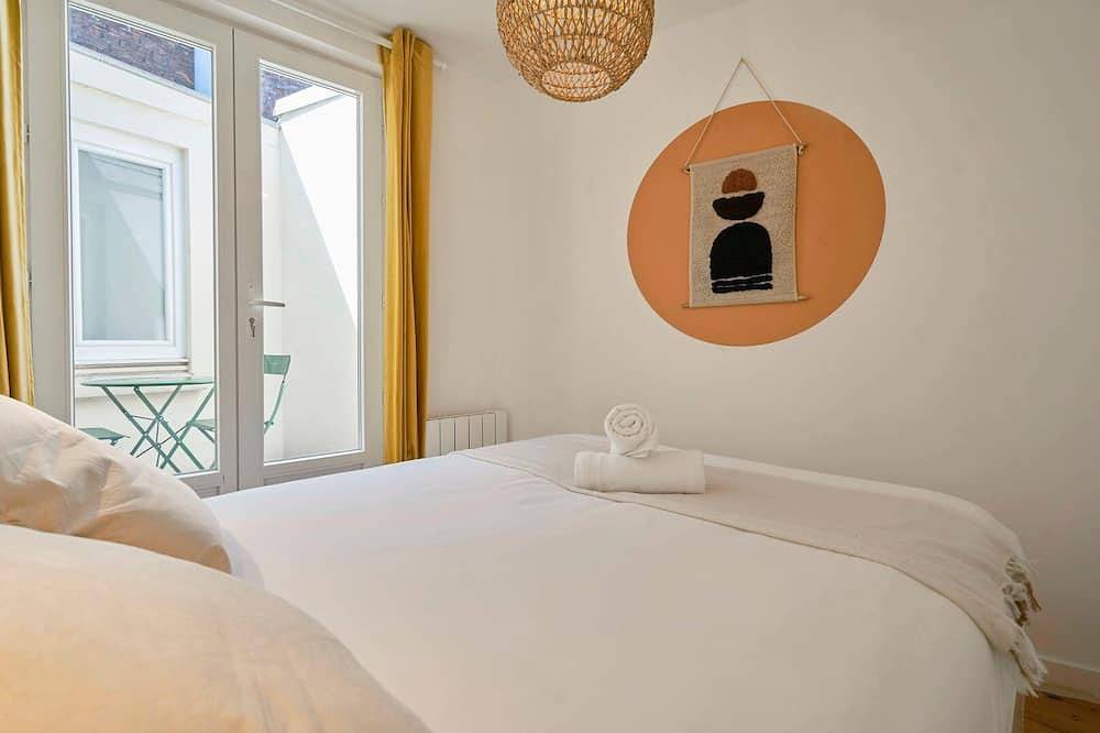 Entire apartment, Equipped 1-bedroom apartment with terrace in Lille, Lille region