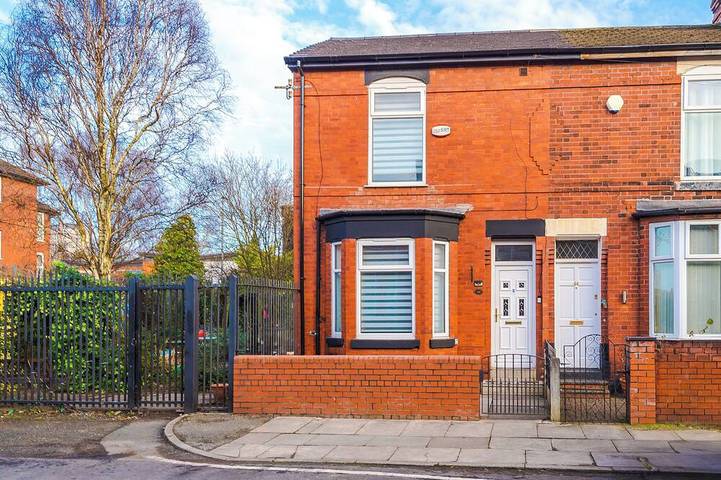 4 Bed Victorian Home, 15 Mins to City Centre in Grand Manchester