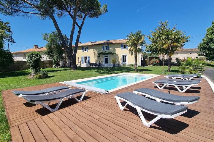 Gîte pour 9 personnes, avec Terrasse et Jardin dans Aigondigné