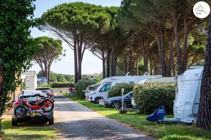 Camping pour 4 personnes, avec terrasse ainsi que vue et piscine à Roquebrune-sur-Argens - 2
