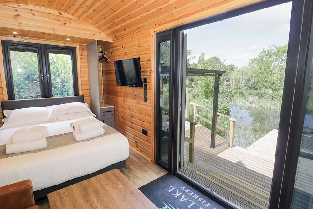 The Shepherds Hut At Bridge Lake Farm & Fishery in Chacombe in Oxfordshire