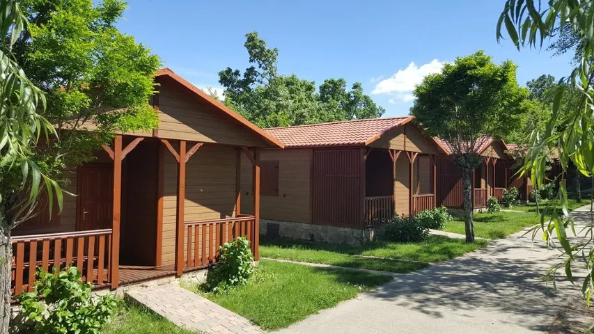 Camping pour 5 personnes, avec jardin ainsi que vue et piscine, animaux acceptés - 1
