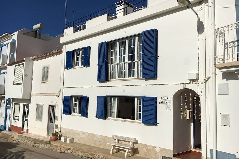 Appartamento intero, Casa Valeria is located directly by the sea - first floor in Praia do Burgau, Parque Natural do Sudoeste Alentejano e Costa Vicentina