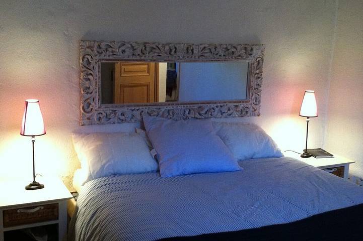 Ancienne maison de village, charme, très calme, jardin arboré, 4 personnes. in Paradou, Région d'Arles