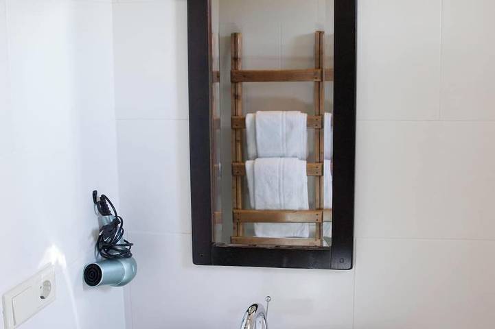 Have a unique experience in the Boerderijkamer with private outdoor hot tub , breathtaking views and comfortable amenities. Enjoy a carefree stay with fresh rolls and delicious coffee every day and explore the surrounding area, the beach, Callantsoog in Mar del Norte Holanda
