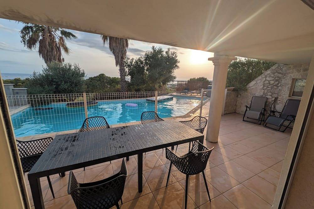 Horizon Pond Villa with Pool and Panoramic View in Rognac, Costa mediterránea (Francia)