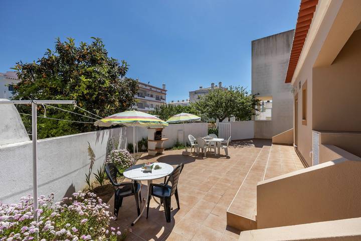 Maison de vacances Casa Bege T1 avec piscine partagée, jardin partagé, terrasse et Wi-Fi in Praia do Burgau, Parc naturel du Sud-Ouest Alentejano et Costa Vicentina