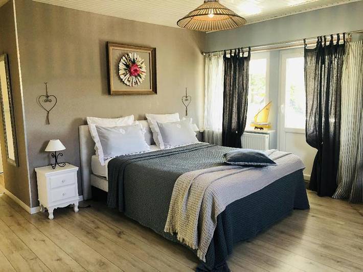 Location de vacances pour 3 personnes, avec vue et piscine ainsi que jardin et vue sur le lac à Pierre percée - 2